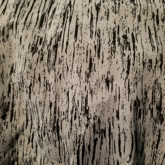 Express.  Loose-fitting spaghetti strap blouse.  L - Picture 3 of 6